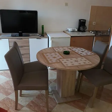 Ella * Ližnjan